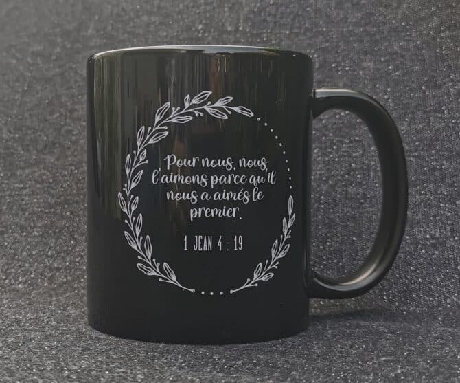 Tasse noire et blanche 2