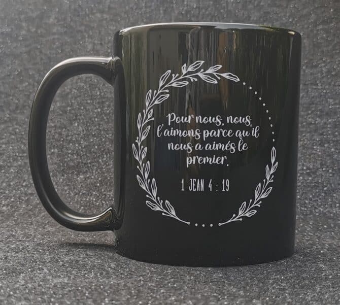 Tasse noire et blanche 2