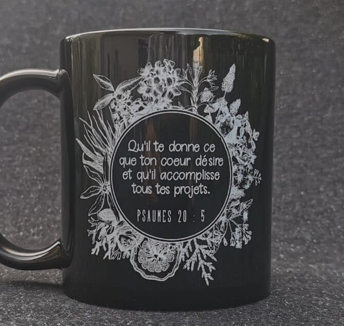 Tasse noire et blanche 3