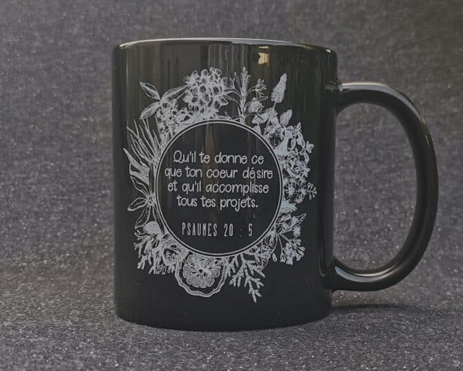 Tasse noire et blanche 3