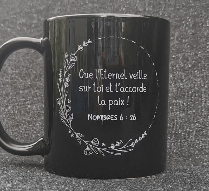 Tasse noire et blanche 5