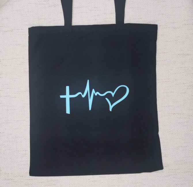 Tote bag noir, croix et cœur 5