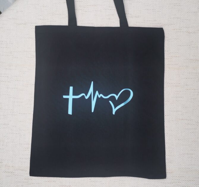 Tote bag noir, croix et cœur 7