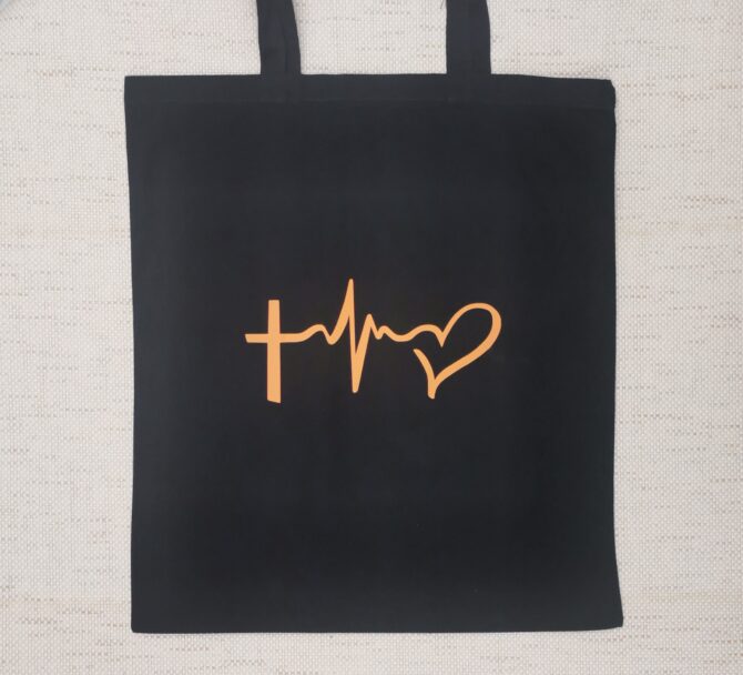 Tote bag noir, croix et cœur 1