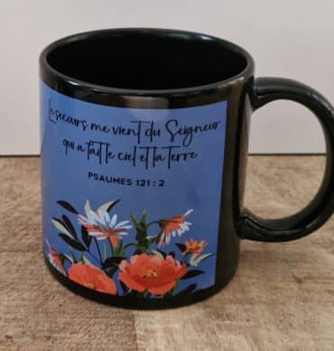 Tasse noire fleurs Psaumes 121 : 2