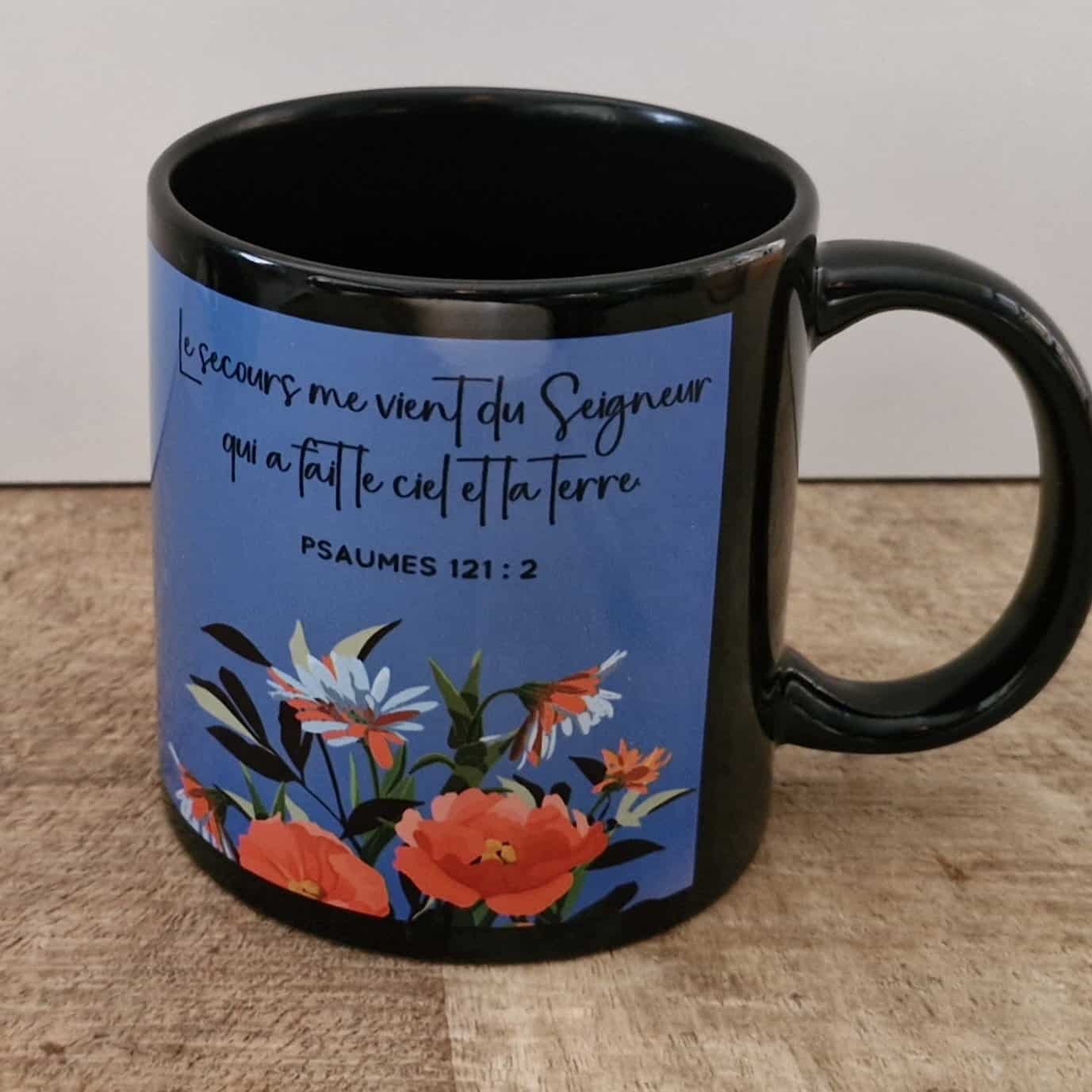 Tasse noire fleurs Psaumes 121 : 2