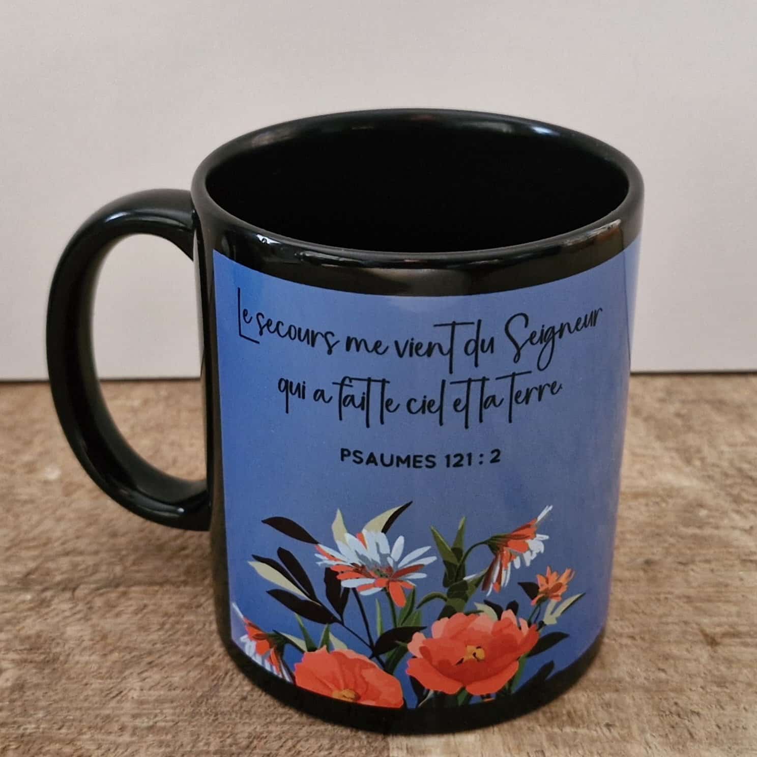 Tasse noire fleurs Psaumes 121 : 2 – Image 2