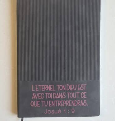 Carnet A5 noir simili-cuir, Josué 1 : 9